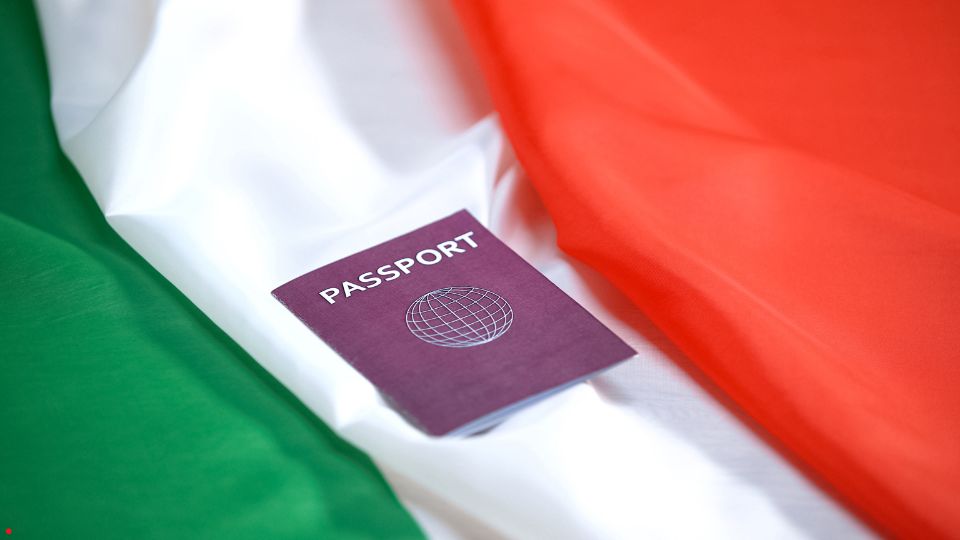Bandiera italiana e passaporto